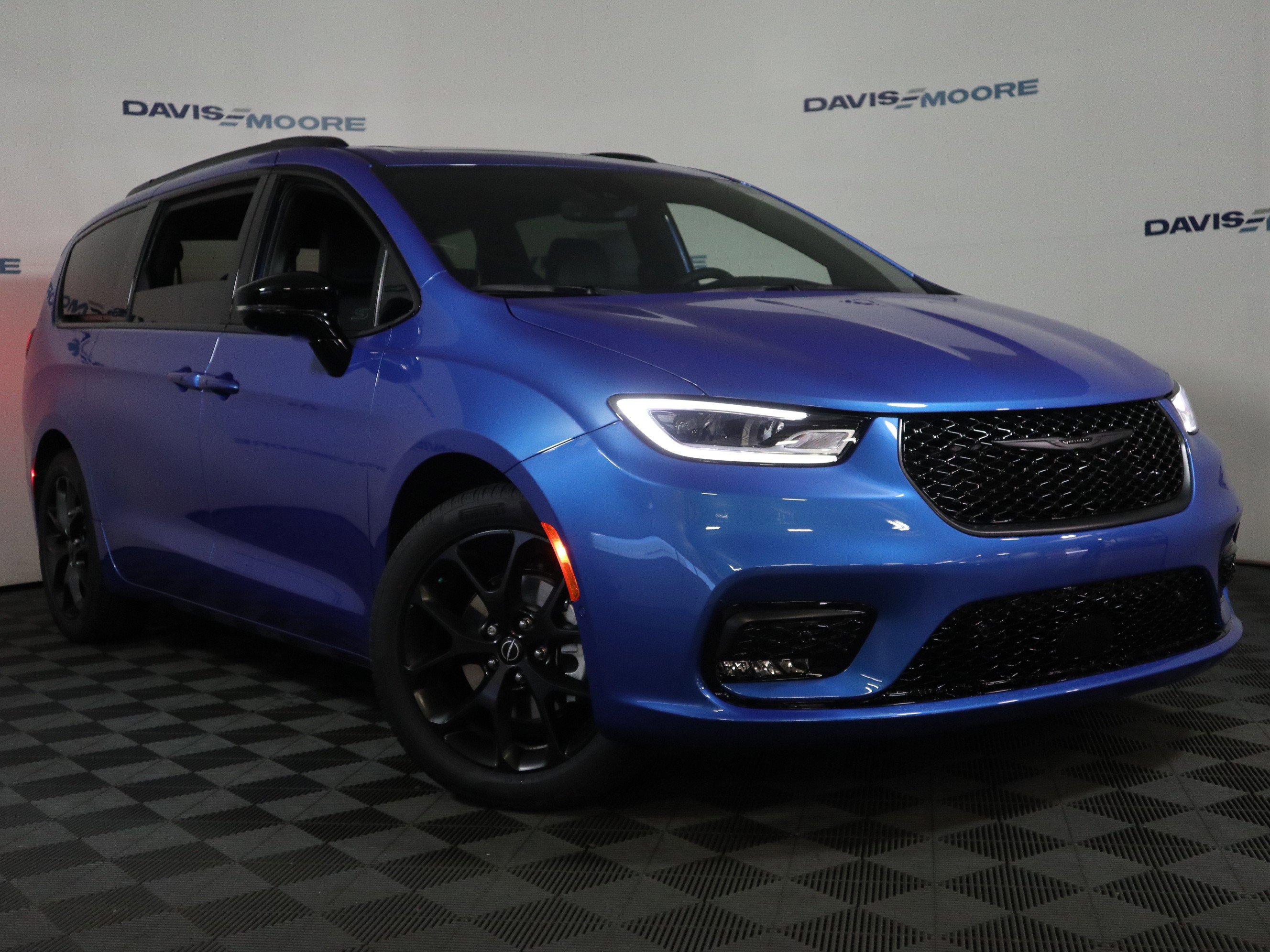 New 2026 Chrysler Pacifica Limited w/ S Appearance Package image 2