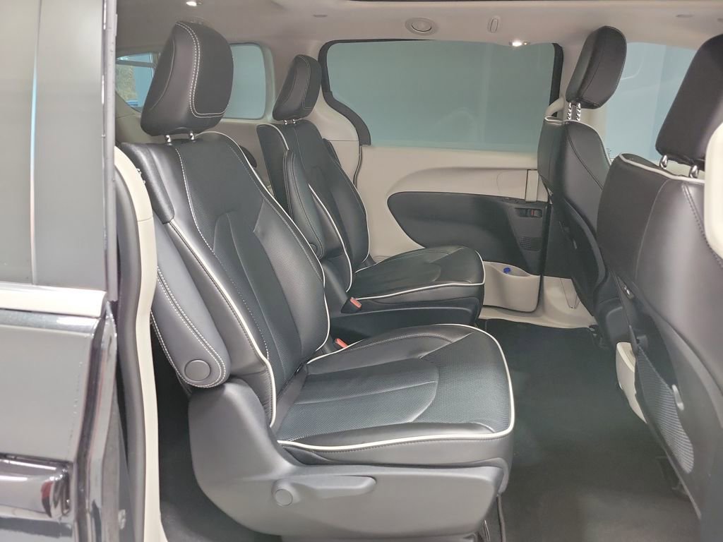 Used 2023 Chrysler Pacifica Limited image 56