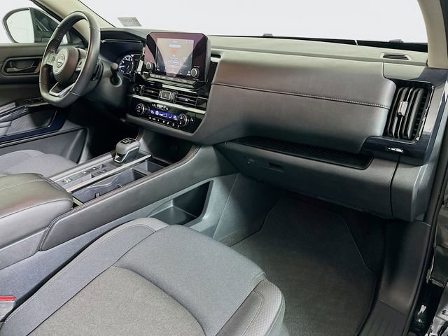 Used 2025 Nissan Pathfinder SV image 29