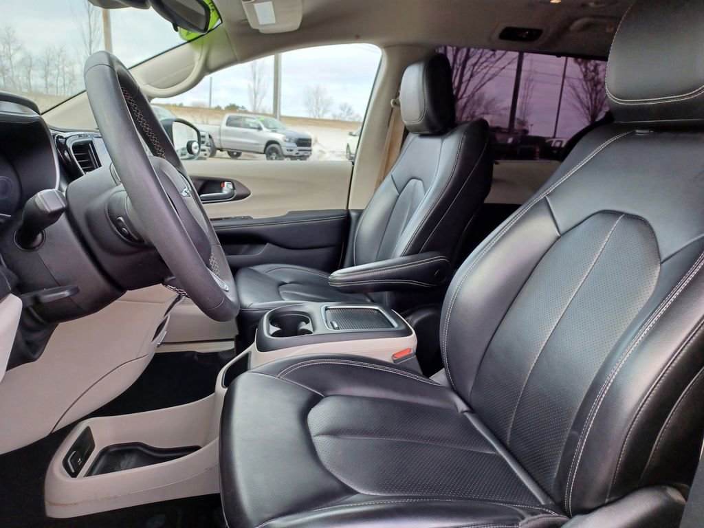 Used 2023 Chrysler Pacifica Touring-L FWD image 13