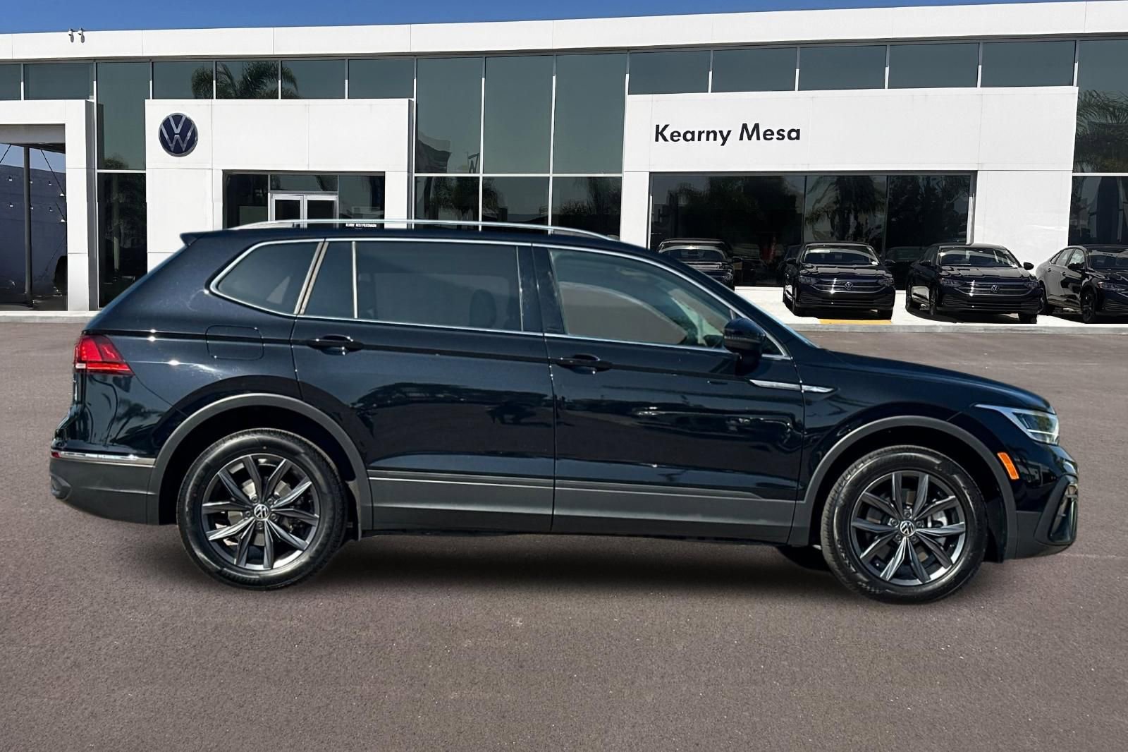 Used 2023 Volkswagen Tiguan SE w/ Panoramic Sunroof Package FWD image 3