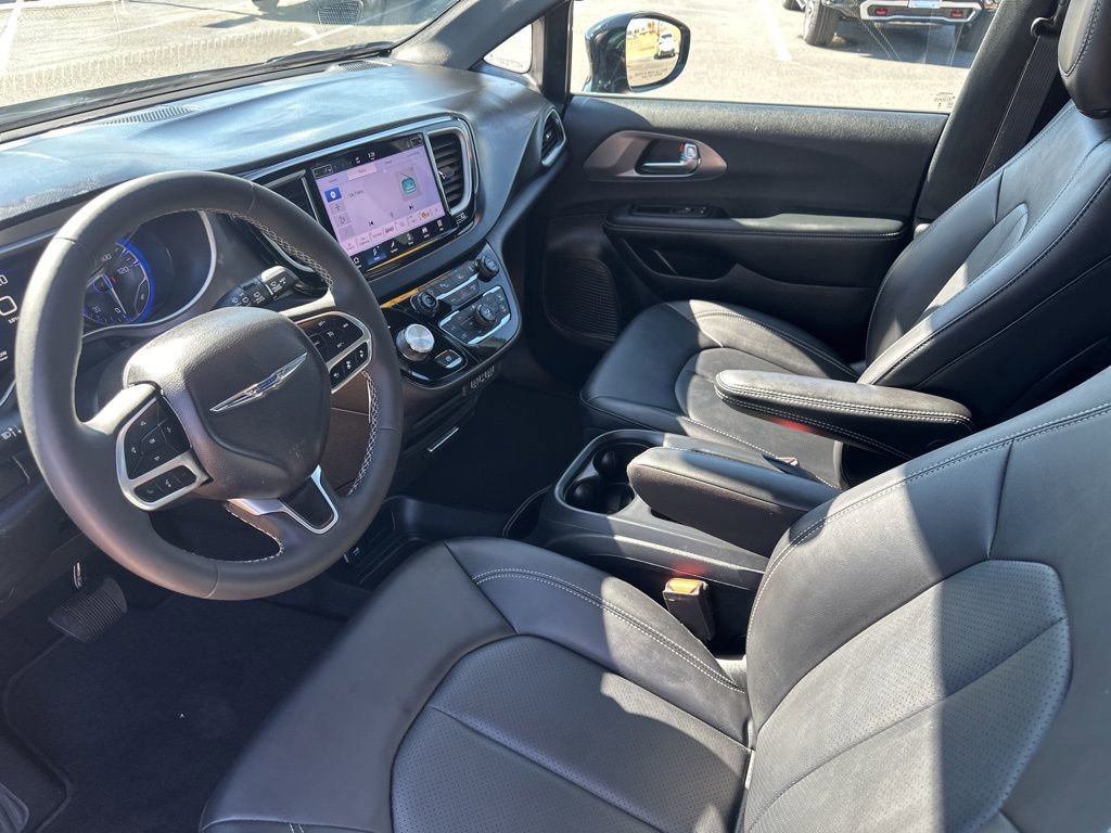 Used 2025 Chrysler Pacifica Select image 15