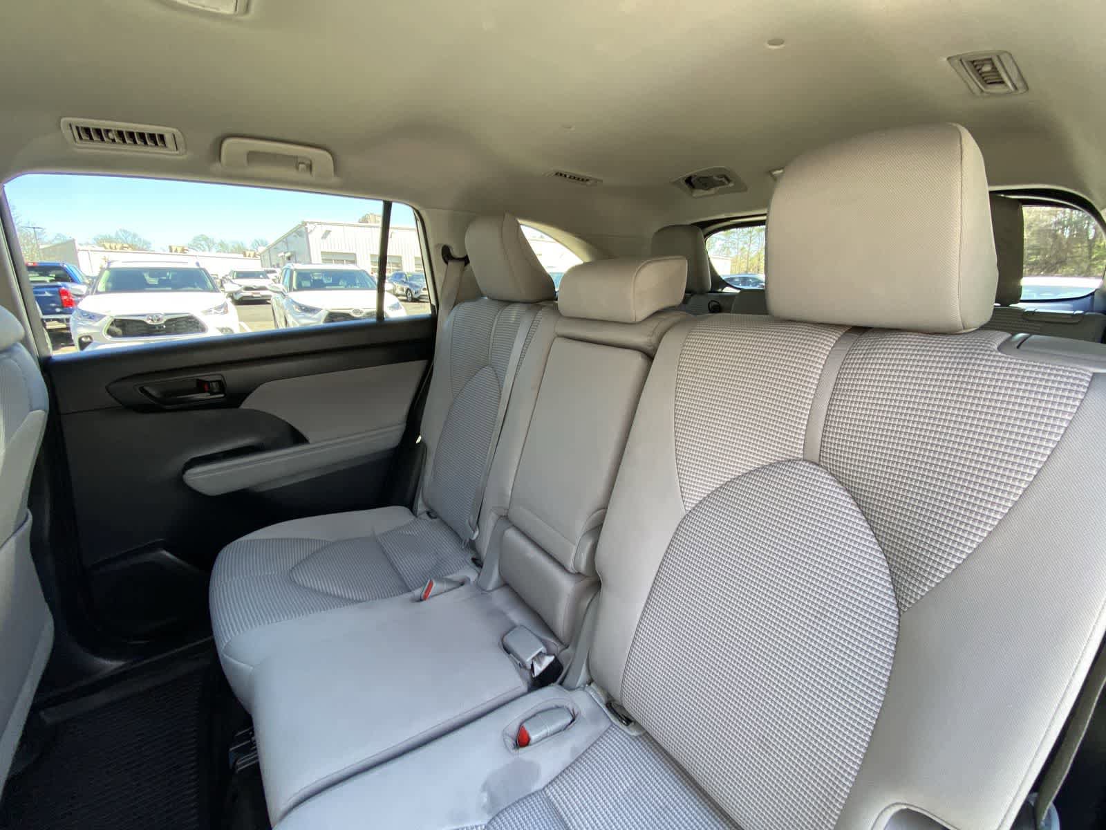 Used 2023 Toyota Highlander LE AWD/4WD image 32