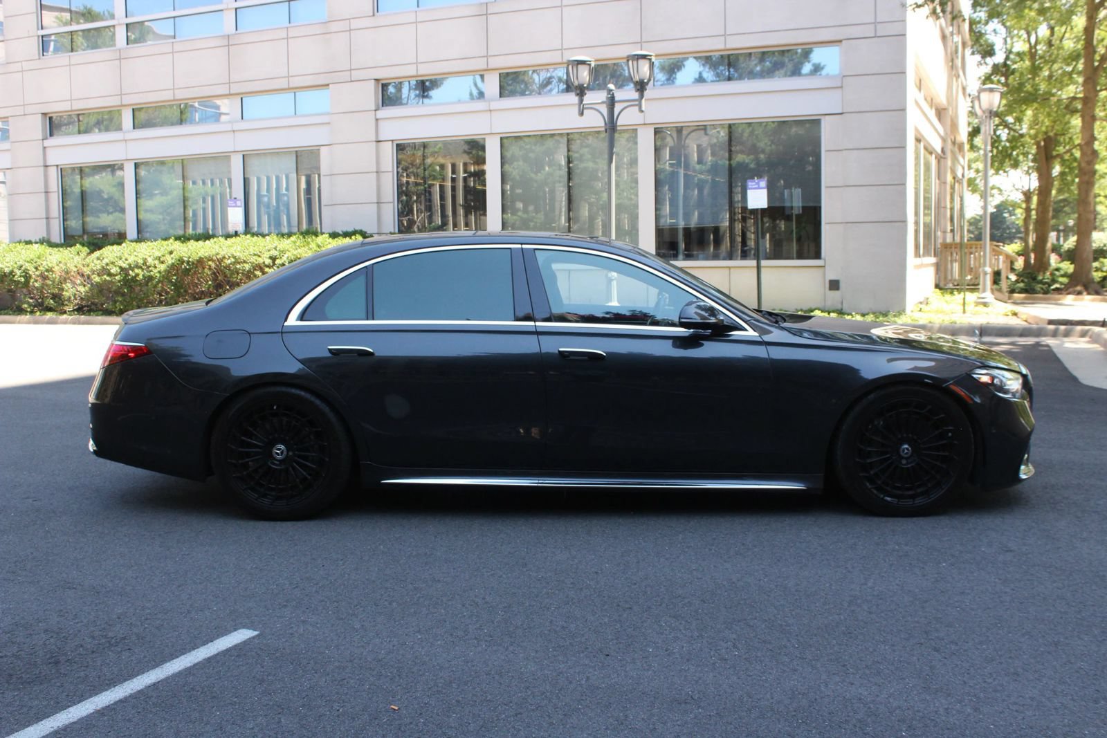 Used 2022 Mercedes-Benz S 580 4MATIC Sedan w/ AMG Line Package image 6