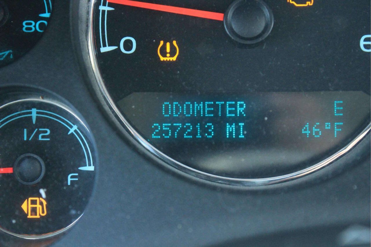 Used 2011 Chevrolet Suburban LTZ RWD image 8
