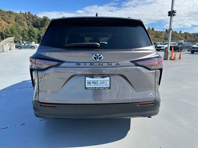 Used 2023 Toyota Sienna XLE image 4