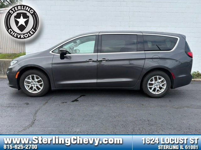 Used 2023 Chrysler Pacifica Touring-L FWD image 2