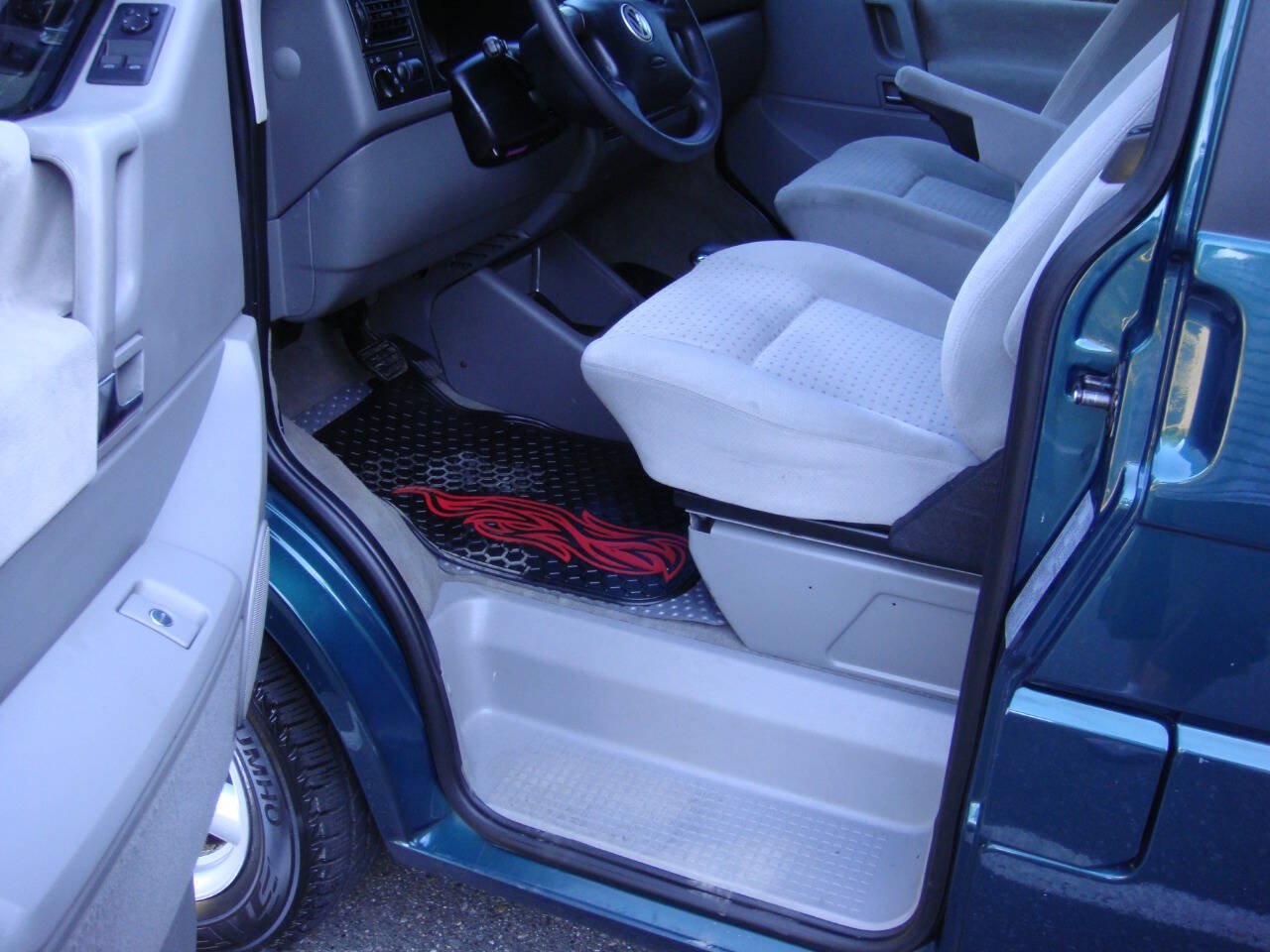 Used 2003 Volkswagen Eurovan MV FWD image 11