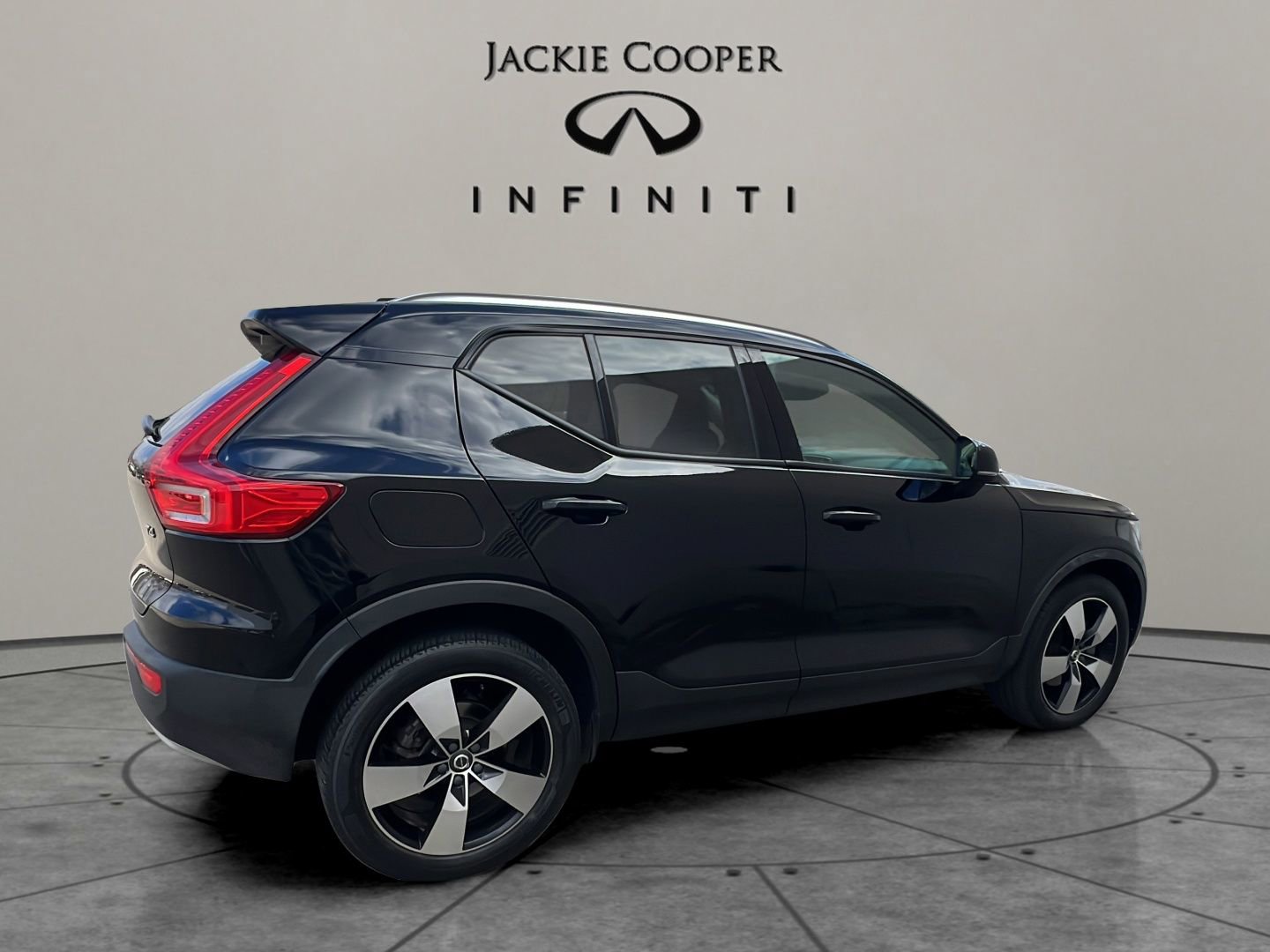 Used 2020 Volvo XC40 T4 Momentum w/ Premium Package image 5