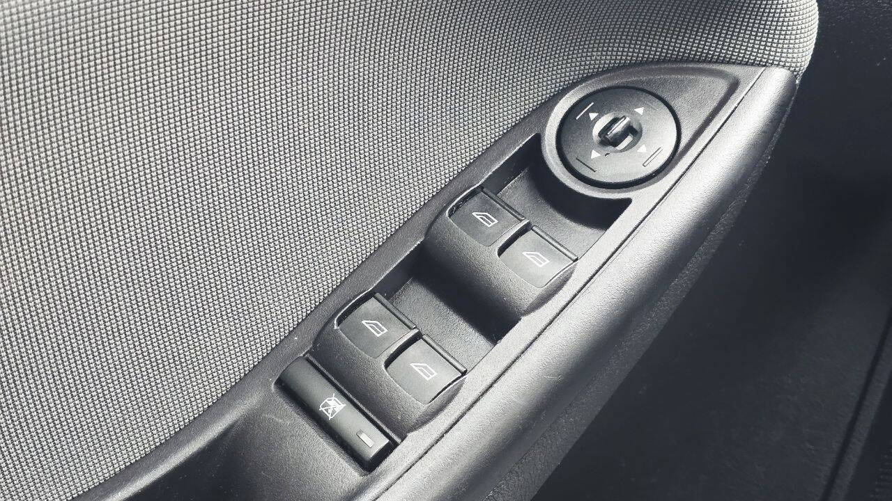 Used 2014 Ford Focus SE w/ SE Winter Package FWD image 24