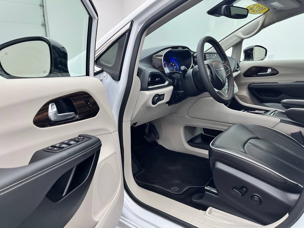 Used 2024 Chrysler Pacifica Limited FWD image 18