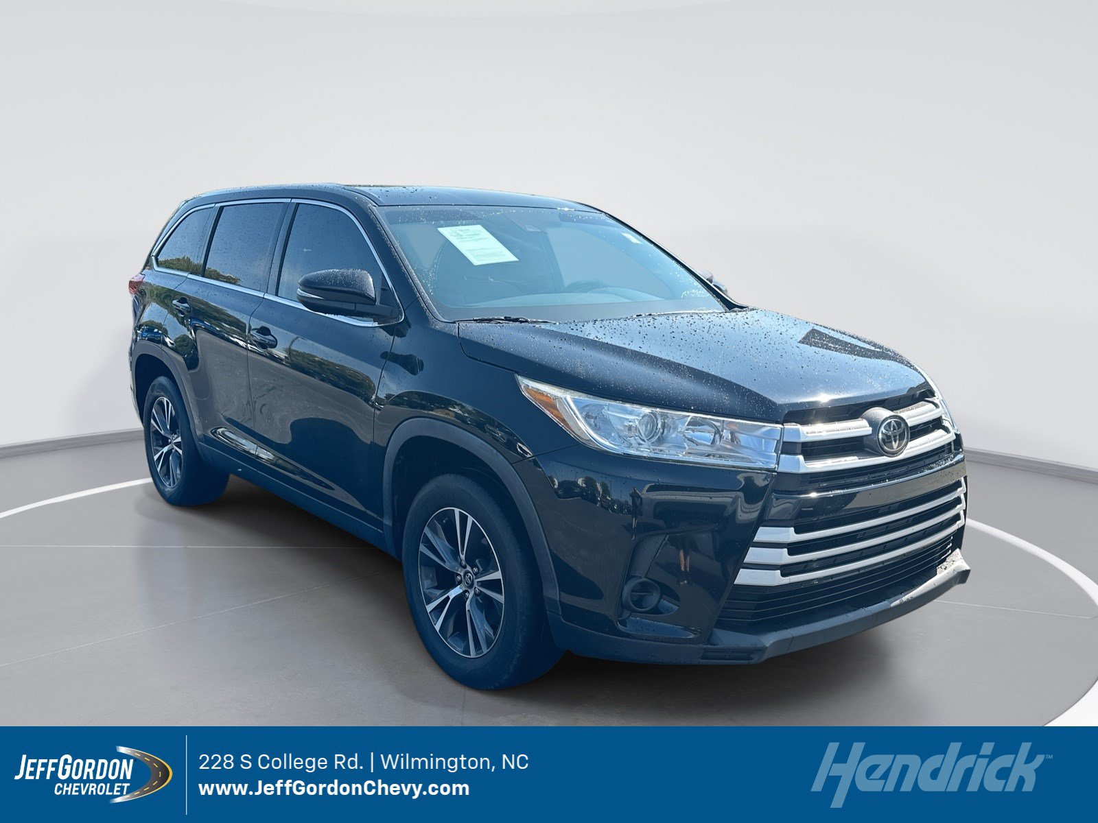 Used 2019 Toyota Highlander LE FWD image 1