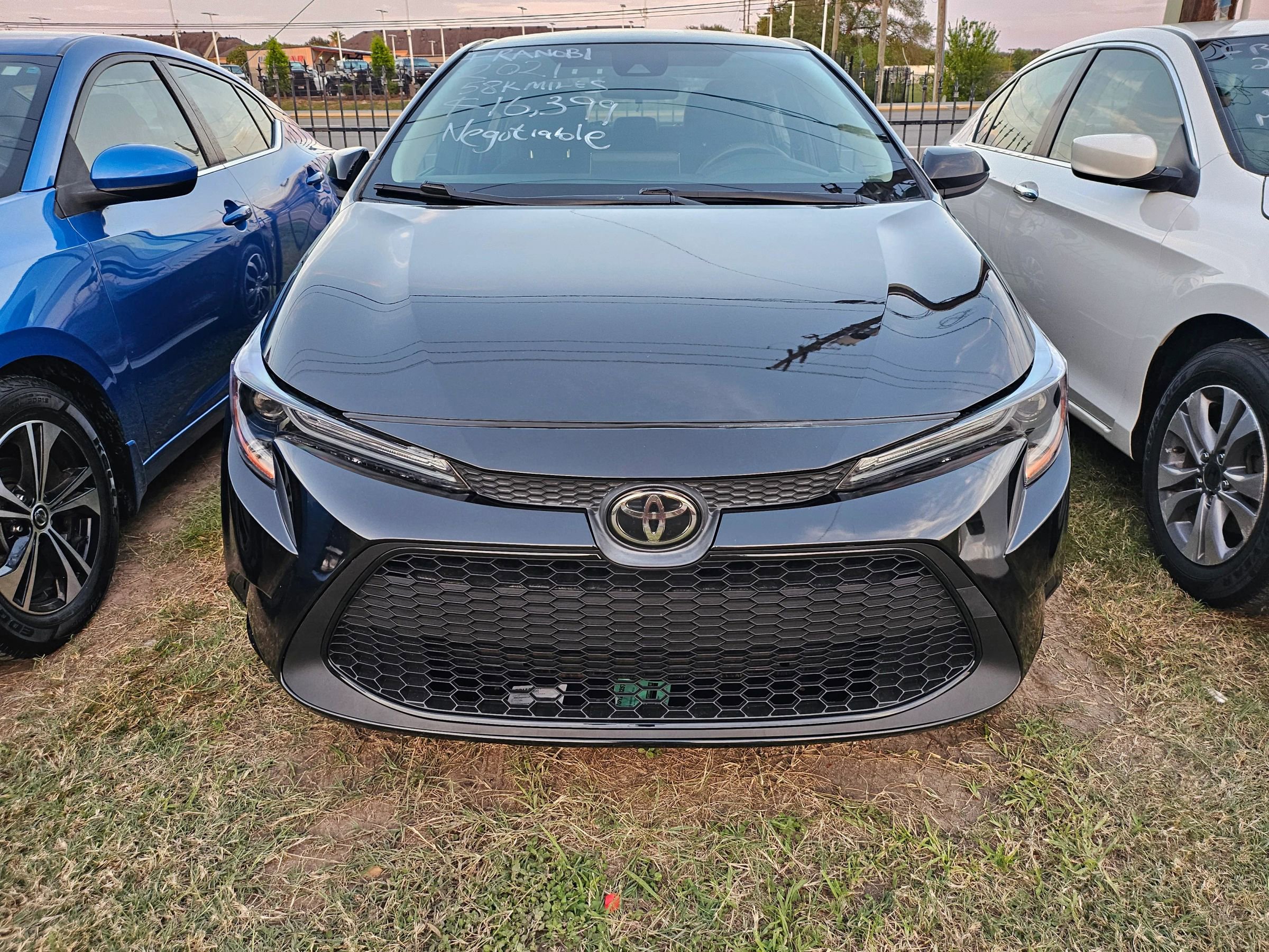 Used 2021 Toyota Corolla LE FWD image 2