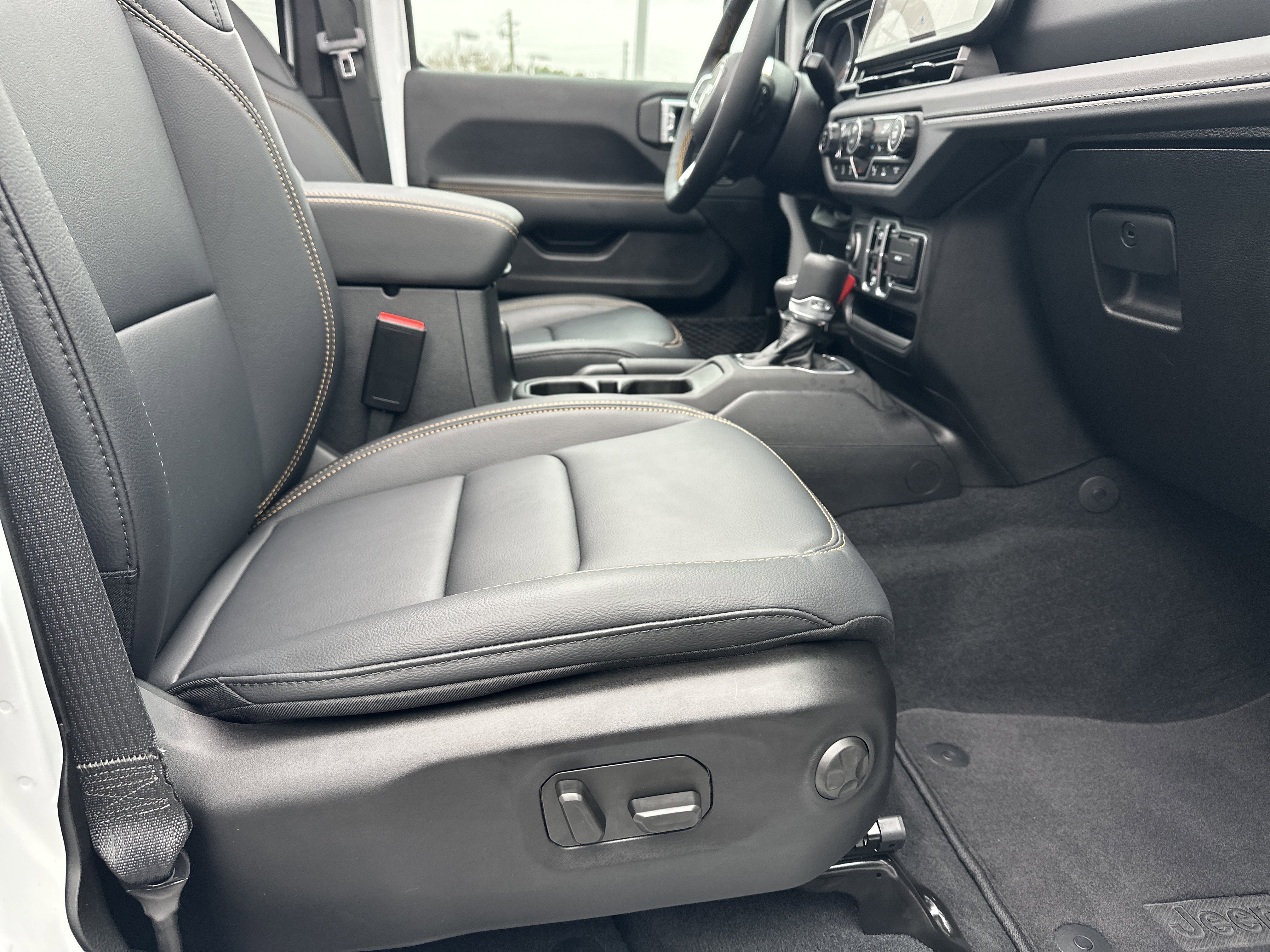 Used 2025 Jeep Wrangler Sahara w/ Safety Group image 16