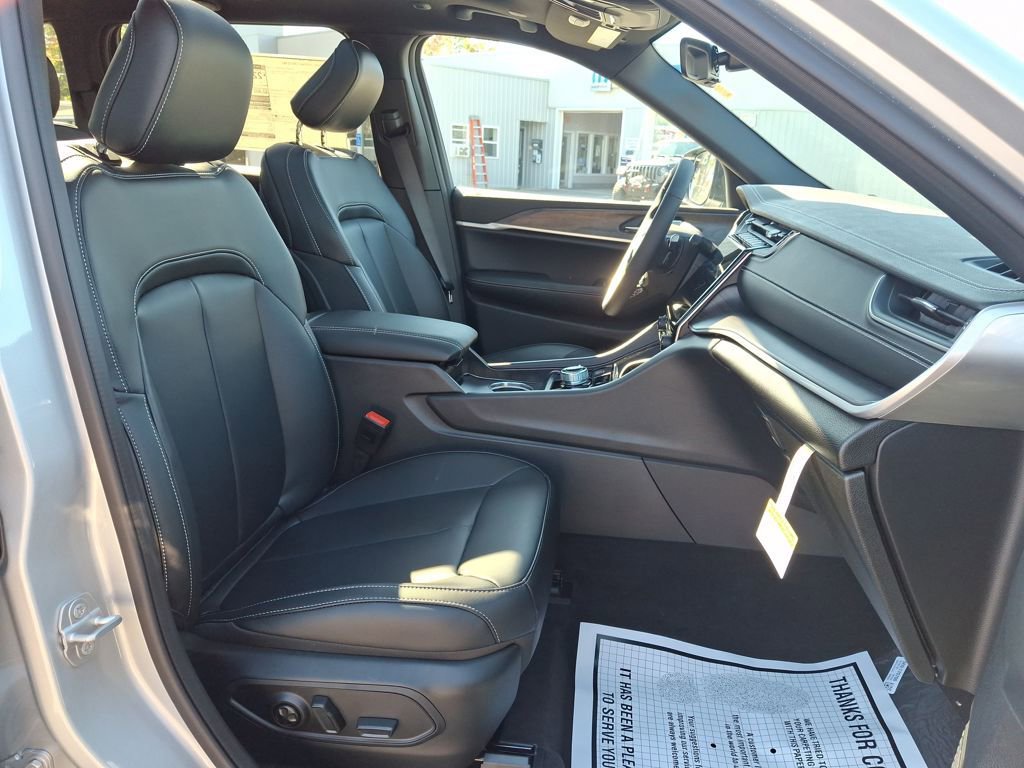 New 2025 Jeep Grand Cherokee Limited w/ Black Appearance Package image 12