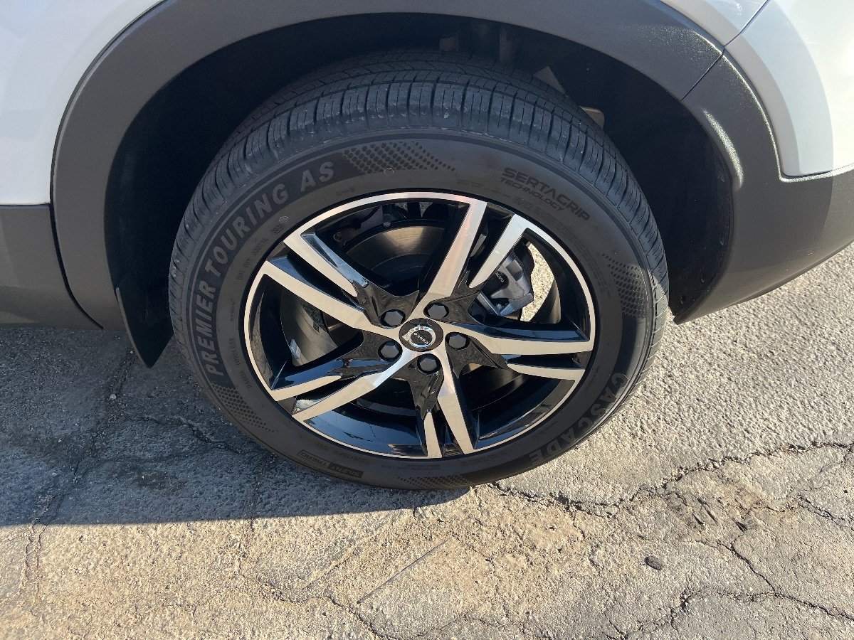 Used 2023 Volvo XC40 B5 Plus AWD/4WD image 44