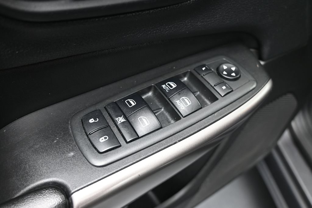Used 2019 Jeep Cherokee Latitude Plus w/ Comfort/Convenience Group FWD image 19