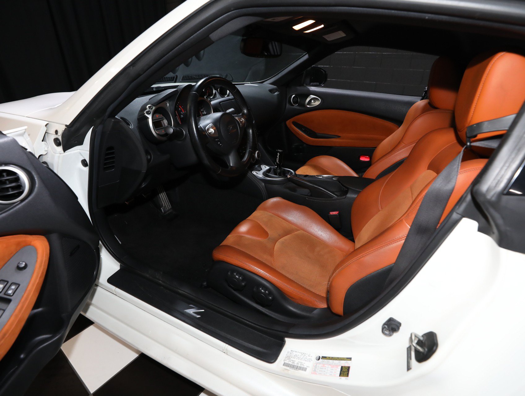 Used 2009 Nissan 370Z Touring RWD image 3