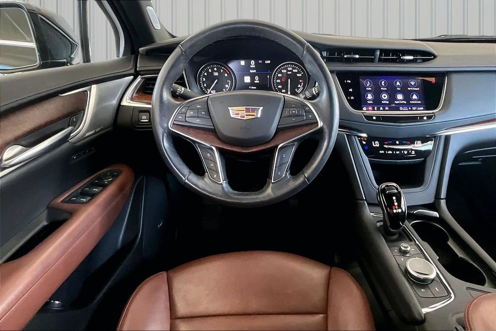 Used 2023 Cadillac XT5 Premium Luxury w/ Technology Package FWD image 2