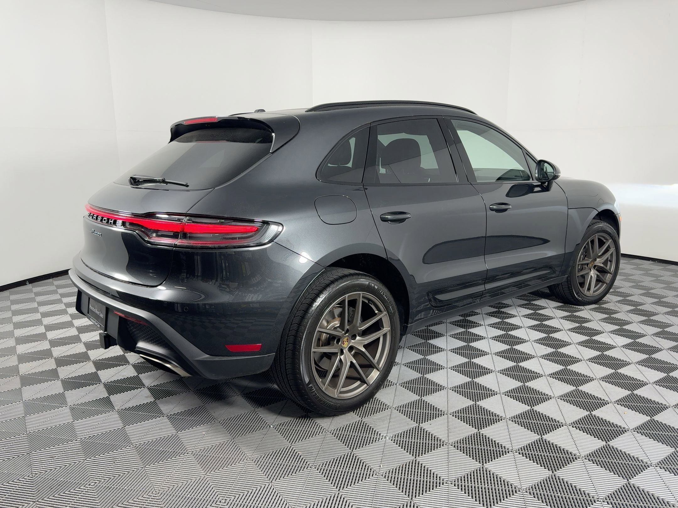 Certified 2025 Porsche Macan image 9