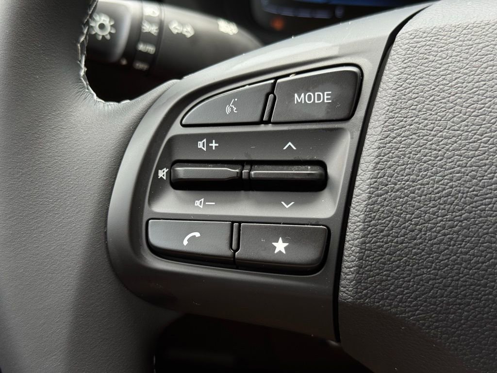 Used 2025 Hyundai Venue SEL image 22