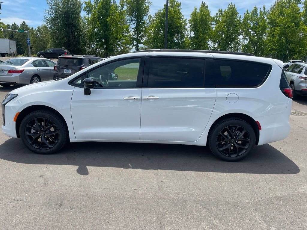 New 2027 Chrysler Pacifica Limited w/ S Appearance Package AWD/4WD image 2