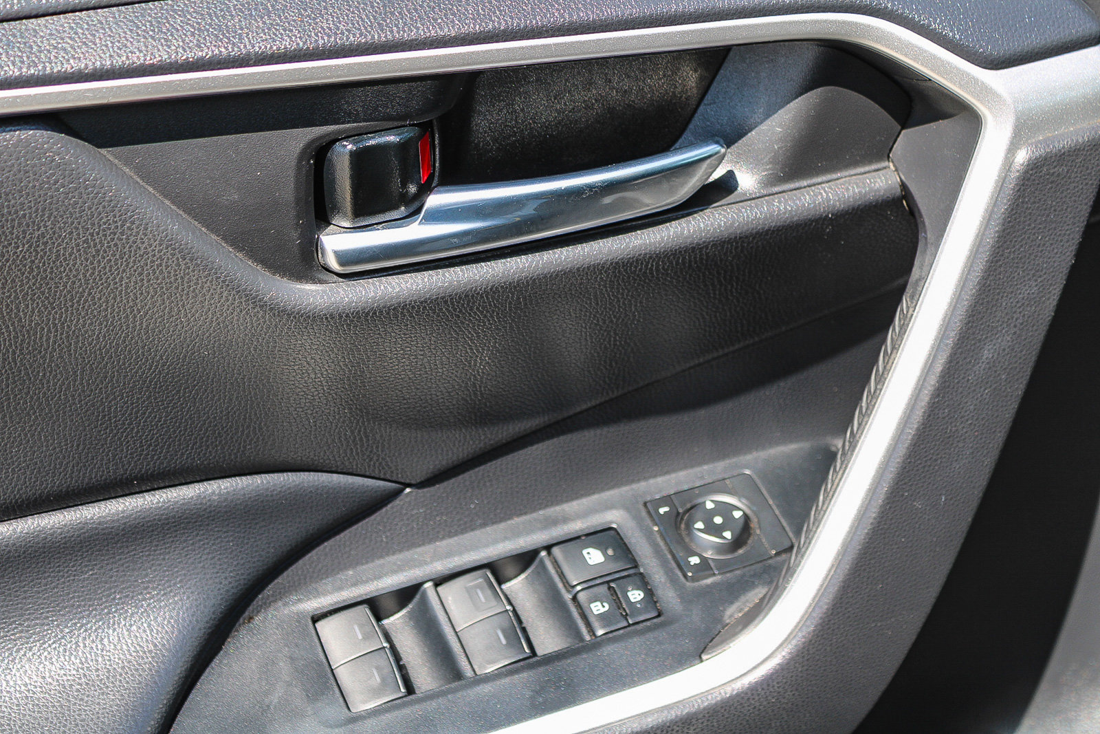 Used 2022 Toyota RAV4 SE w/ Convenience Package AWD/4WD image 22