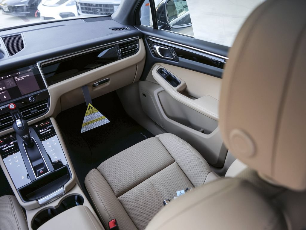 Certified 2026 Porsche Macan AWD/4WD image 36