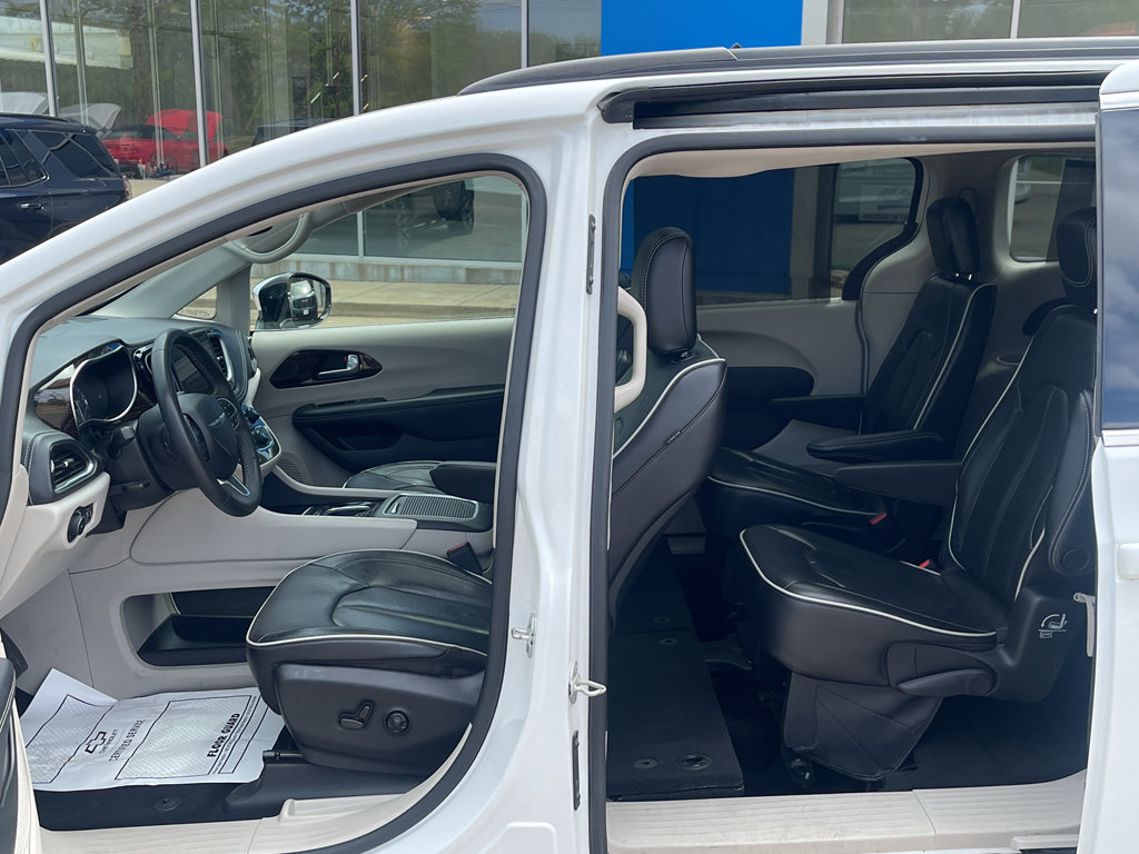 Used 2023 Chrysler Pacifica Limited FWD image 18