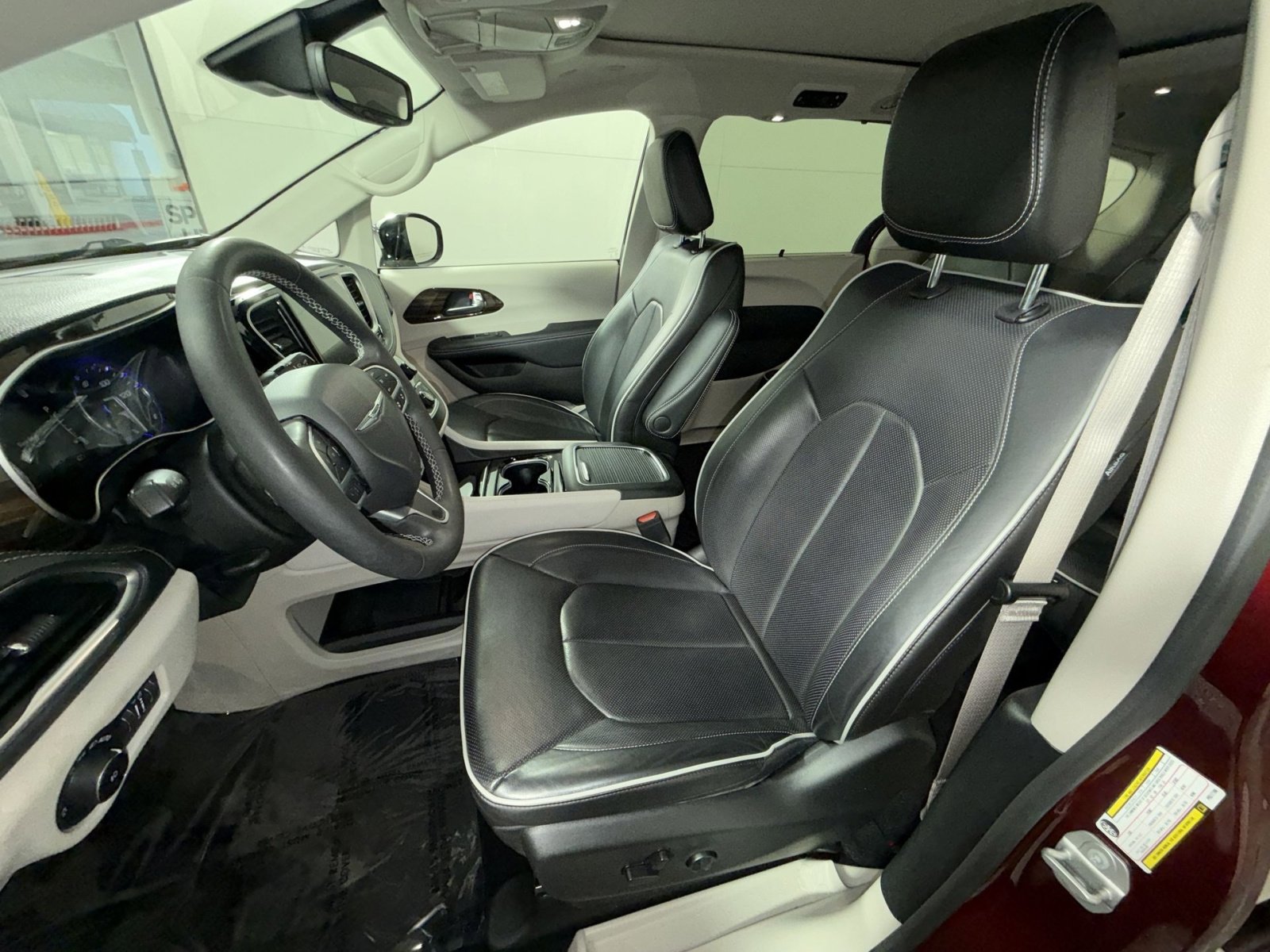 Used 2023 Chrysler Pacifica Limited image 13