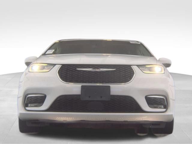 Used 2023 Chrysler Pacifica Touring-L FWD image 3