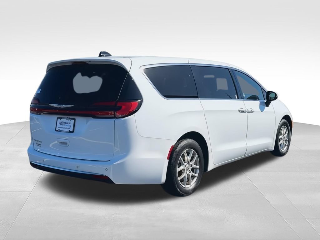 Used 2023 Chrysler Pacifica Touring FWD image 8