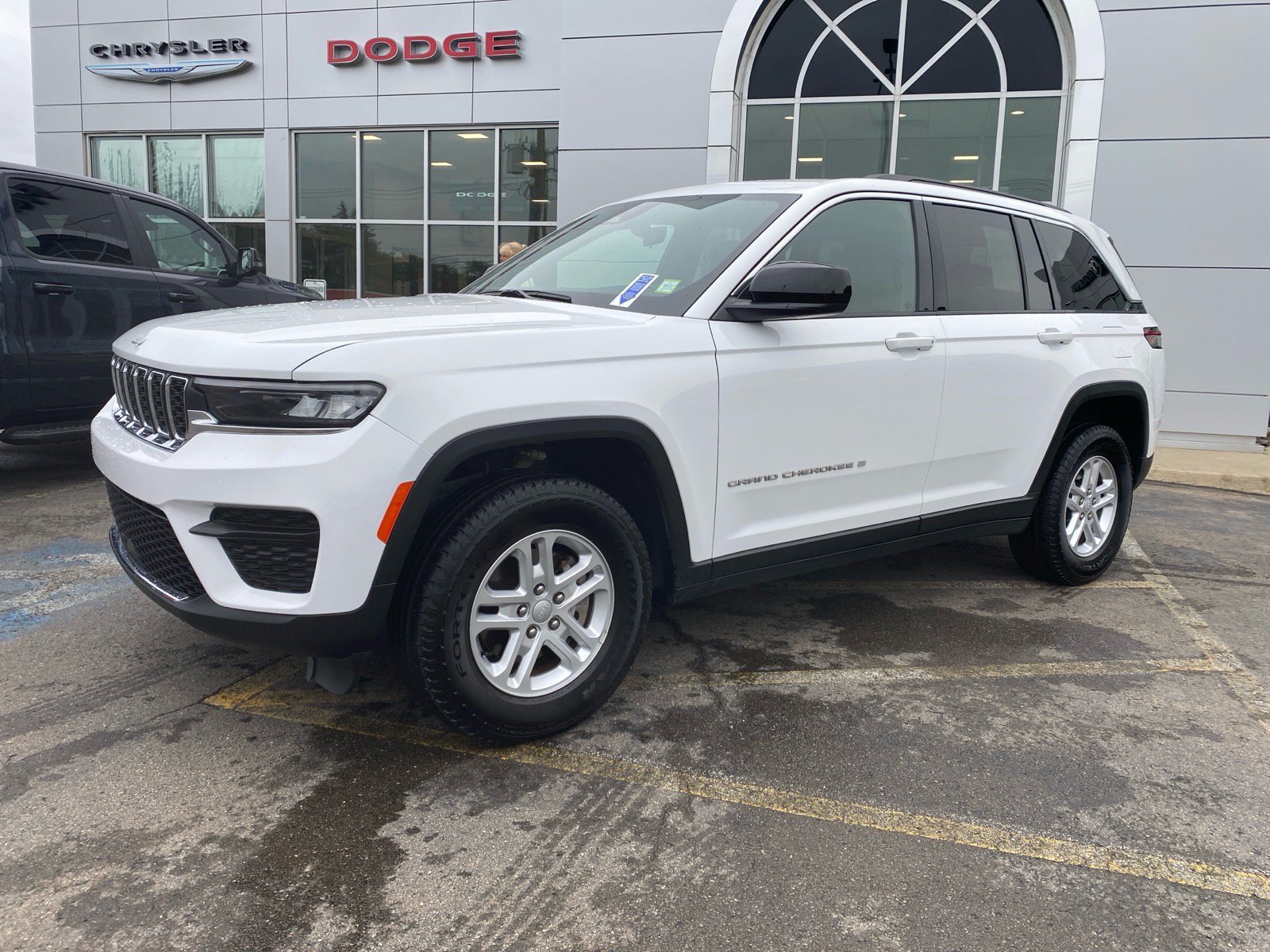 Used 2025 Jeep Grand Cherokee Laredo w/ Luxury Tech Group I AWD/4WD image 1