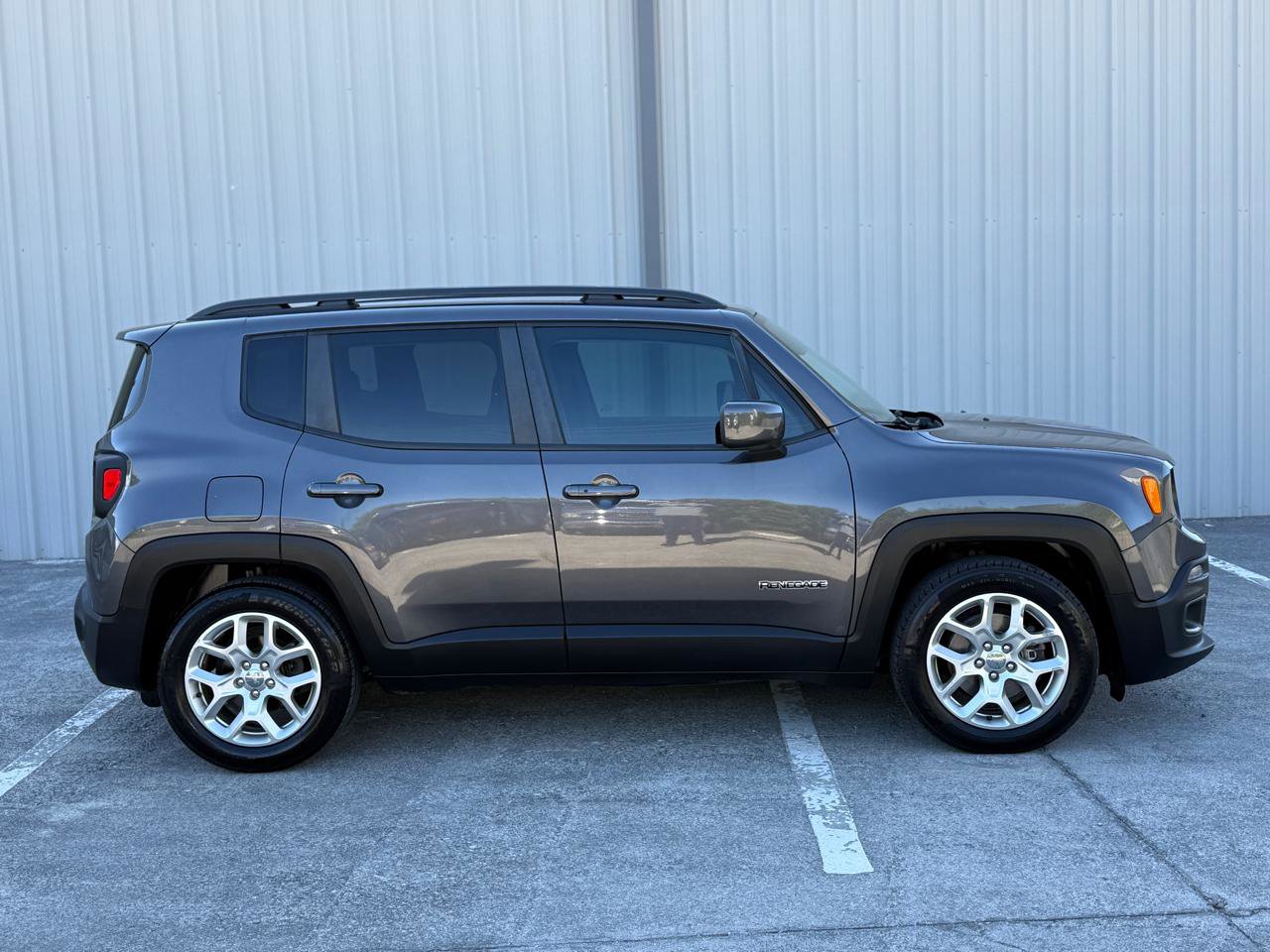 Used 2017 Jeep Renegade Latitude w/ Popular Equipment Group FWD image 4