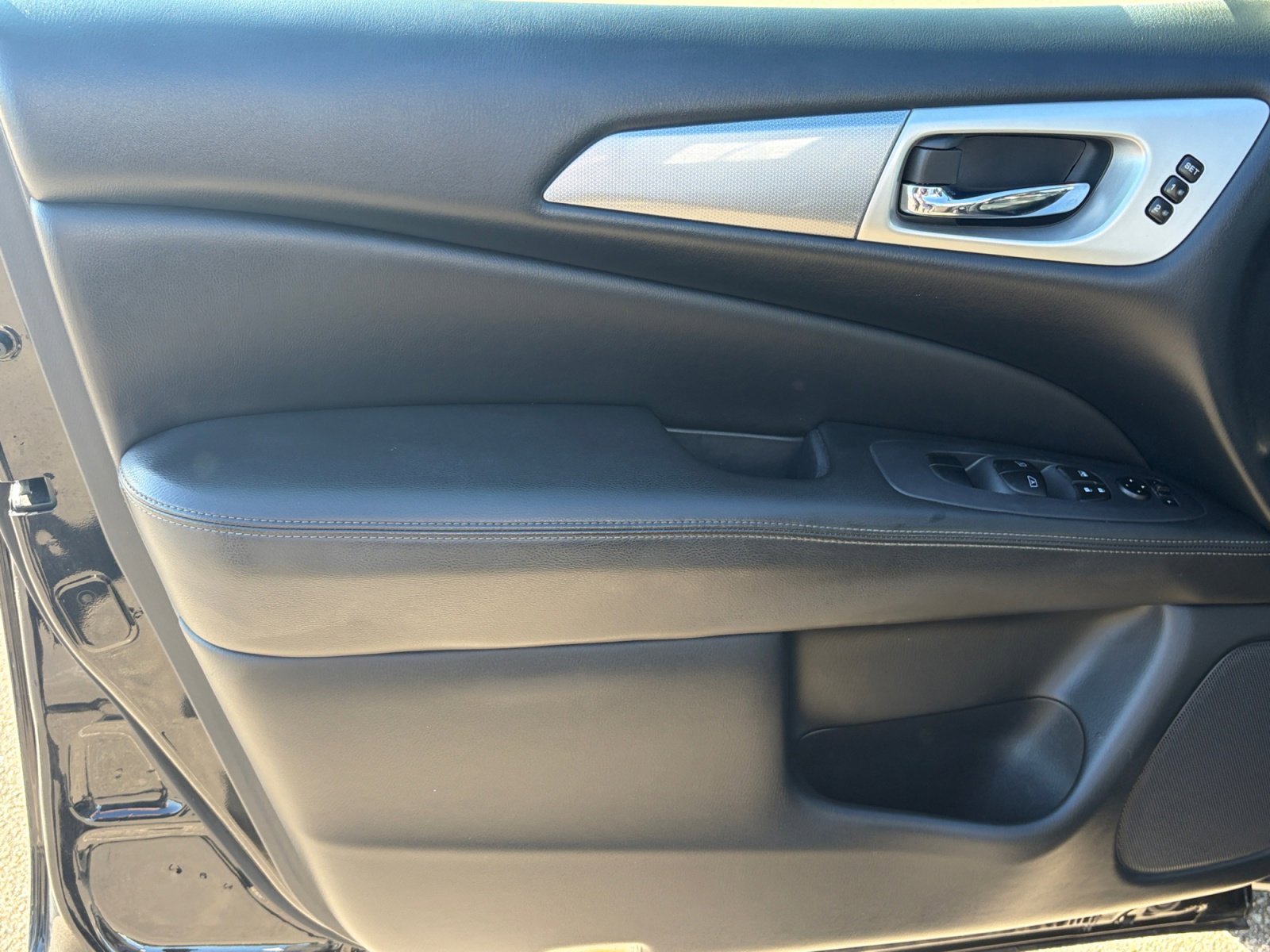 Used 2018 Nissan Pathfinder SL AWD/4WD image 13