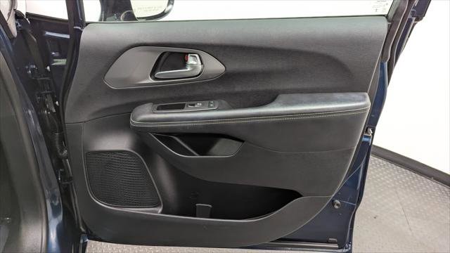 Used 2025 Chrysler Pacifica Select FWD image 23