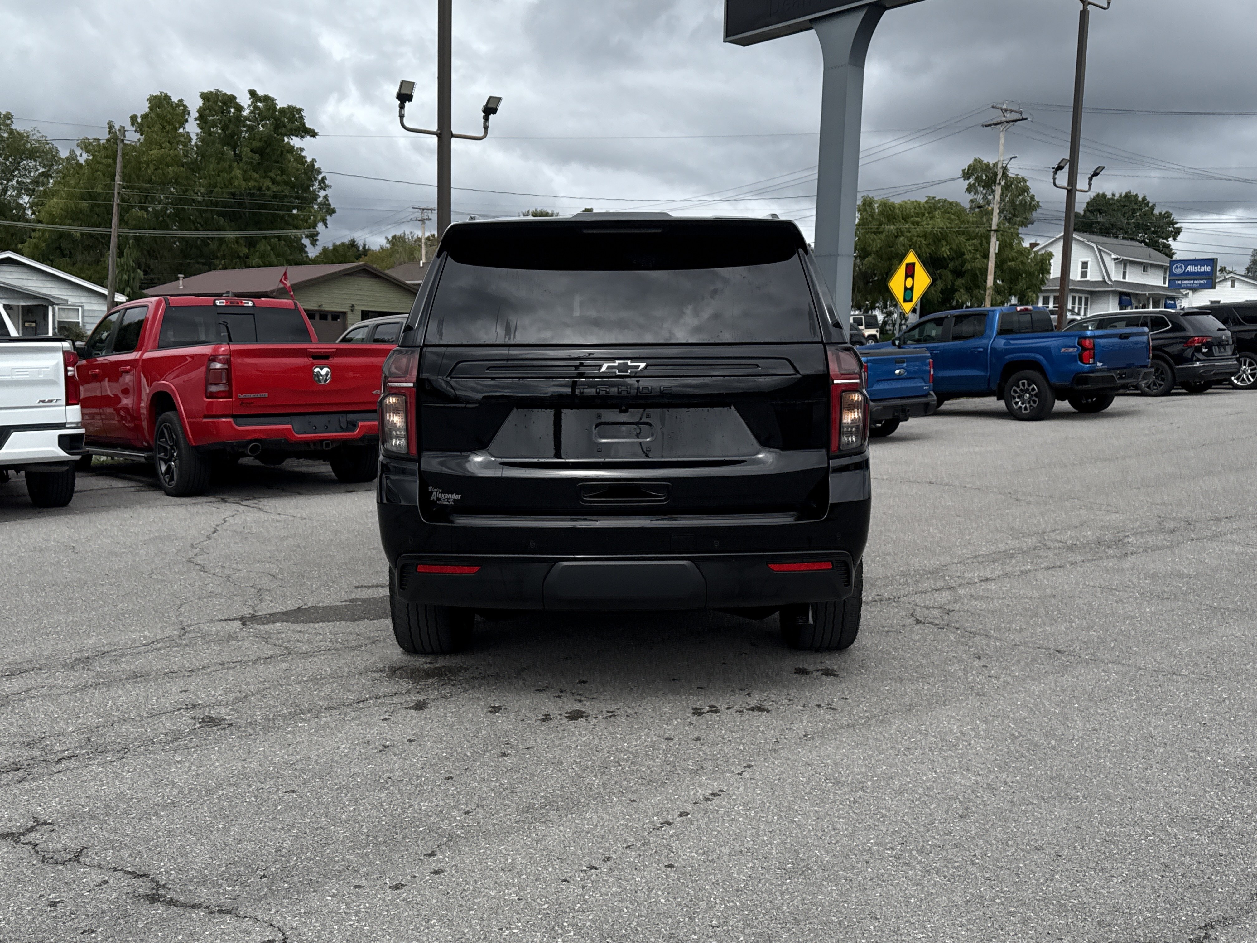Used 2024 Chevrolet Tahoe Z71 w/ Luxury Package AWD/4WD image 4
