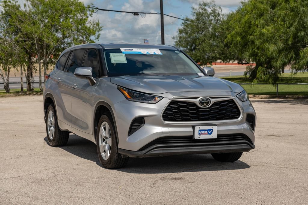 Used 2021 Toyota Highlander L FWD image 2
