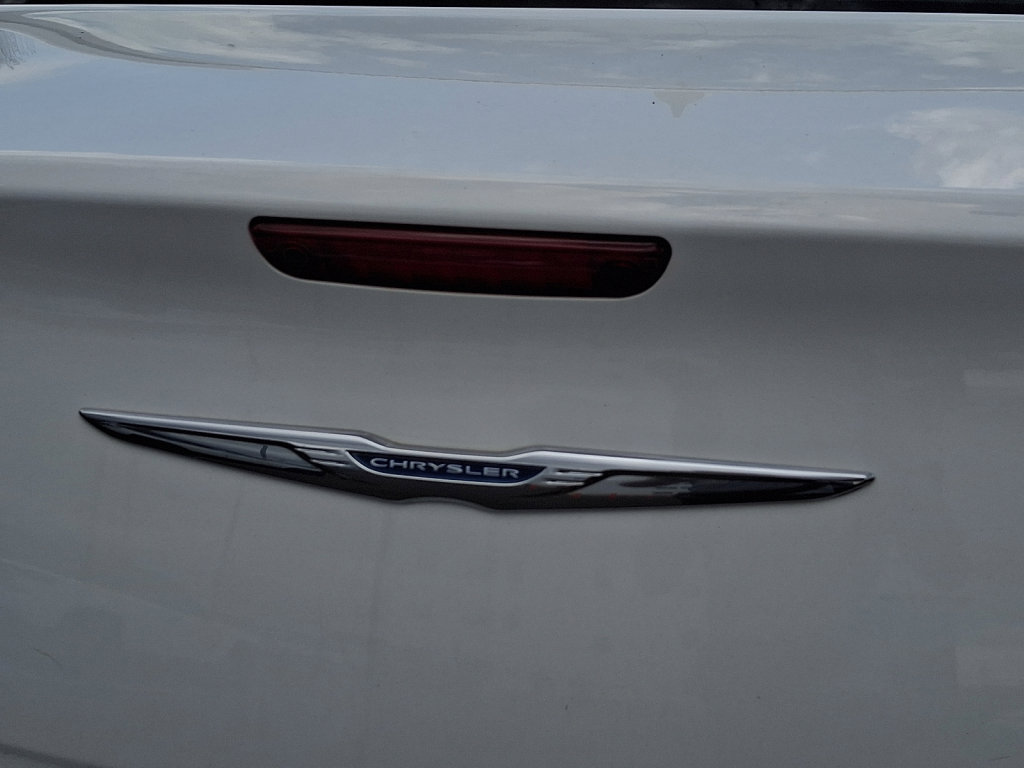 Used 2018 Chrysler 300 Limited image 17