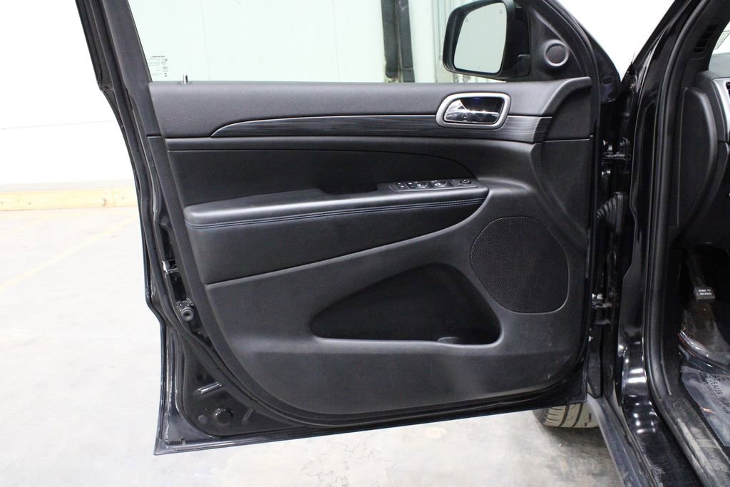 Used 2019 Jeep Grand Cherokee Laredo image 18