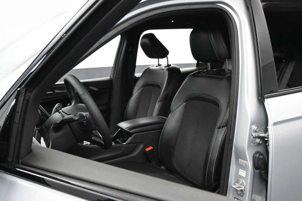 Used 2023 Jeep Grand Cherokee L Laredo RWD image 10