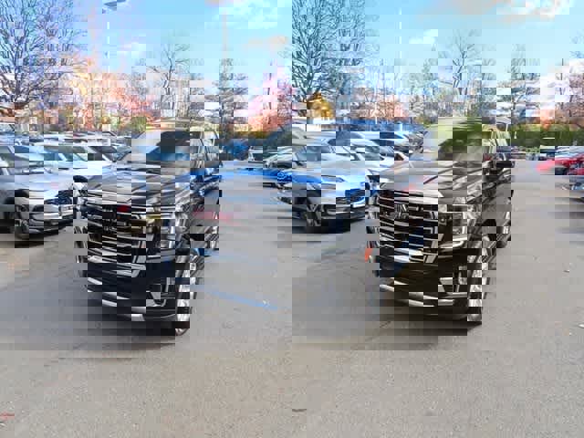 Used 2023 GMC Yukon SLT image 1