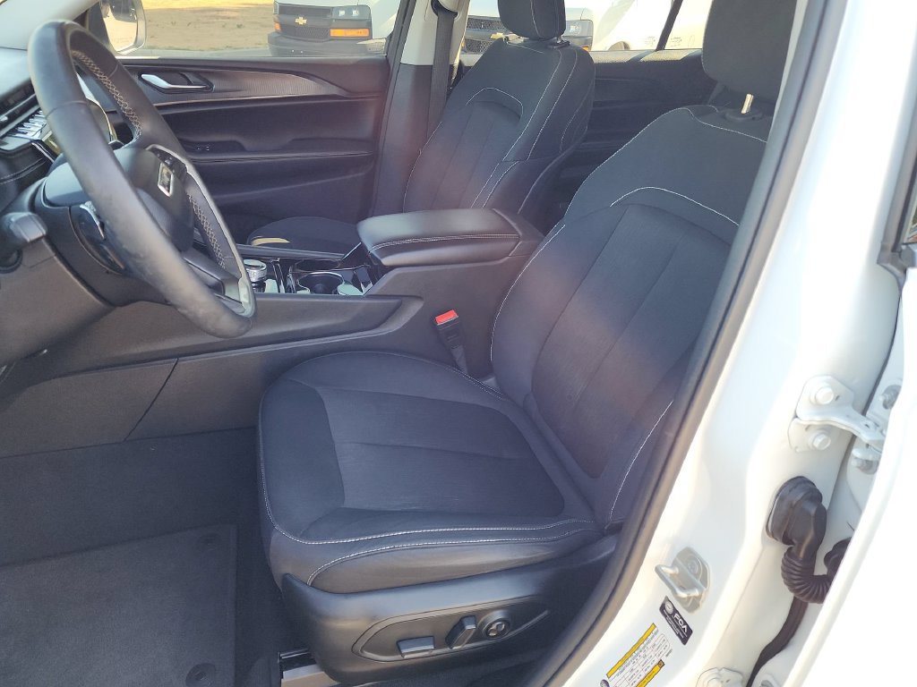 Used 2023 Jeep Grand Cherokee L Laredo RWD image 11