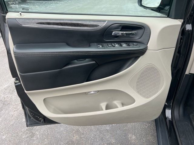 Used 2016 Chrysler Town & Country Touring w/ Driver Convenience Group image 20