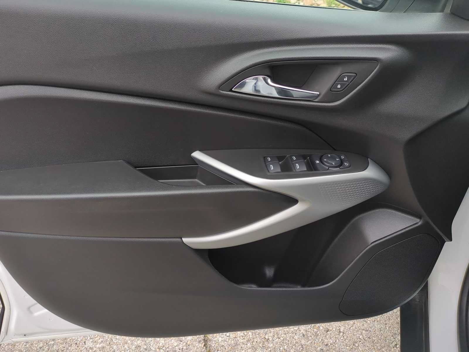 Used 2025 Chevrolet Trax LS w/ Driver Confidence Package FWD image 19