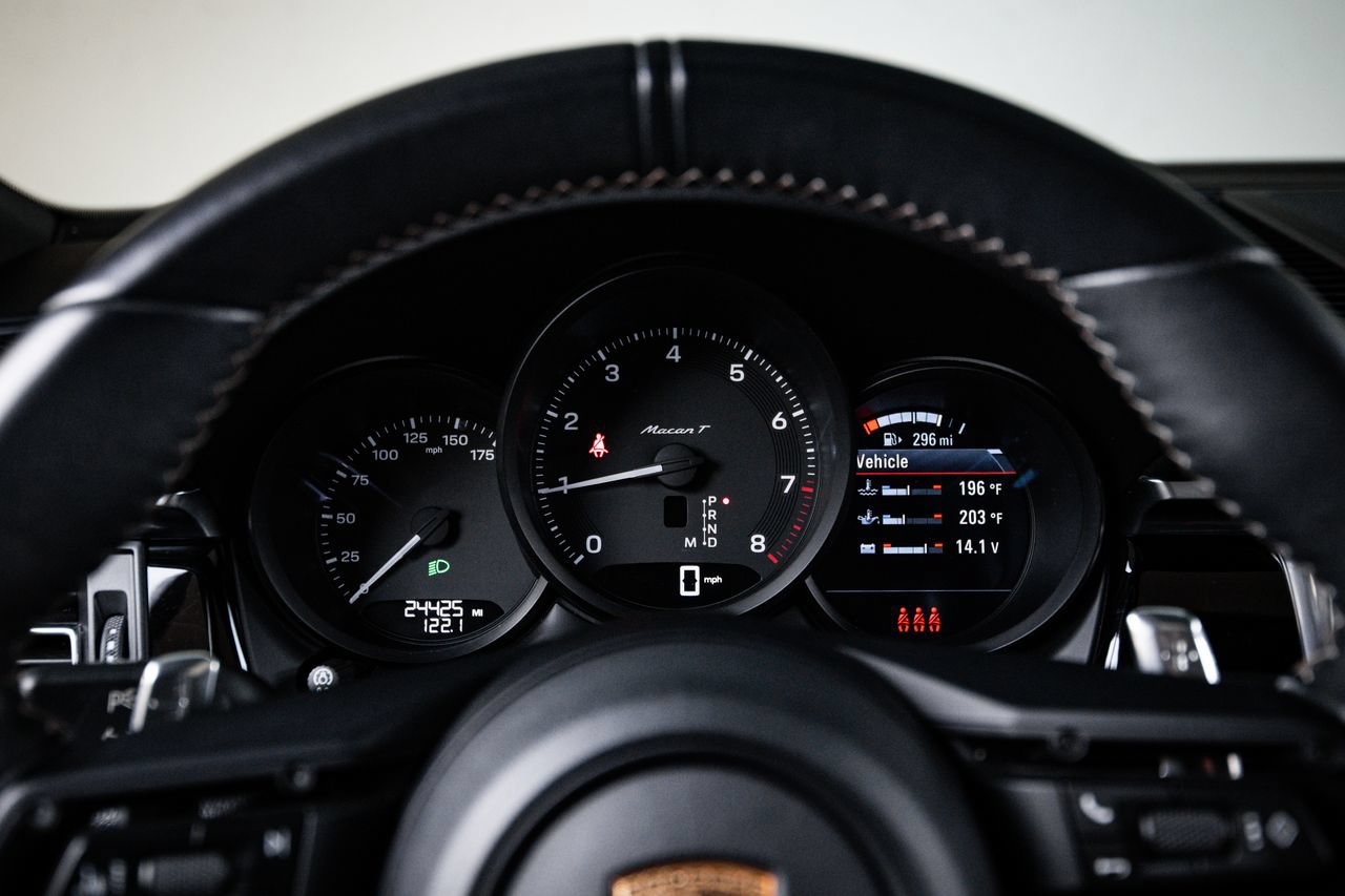 Certified 2024 Porsche Macan Turbo AWD/4WD image 15