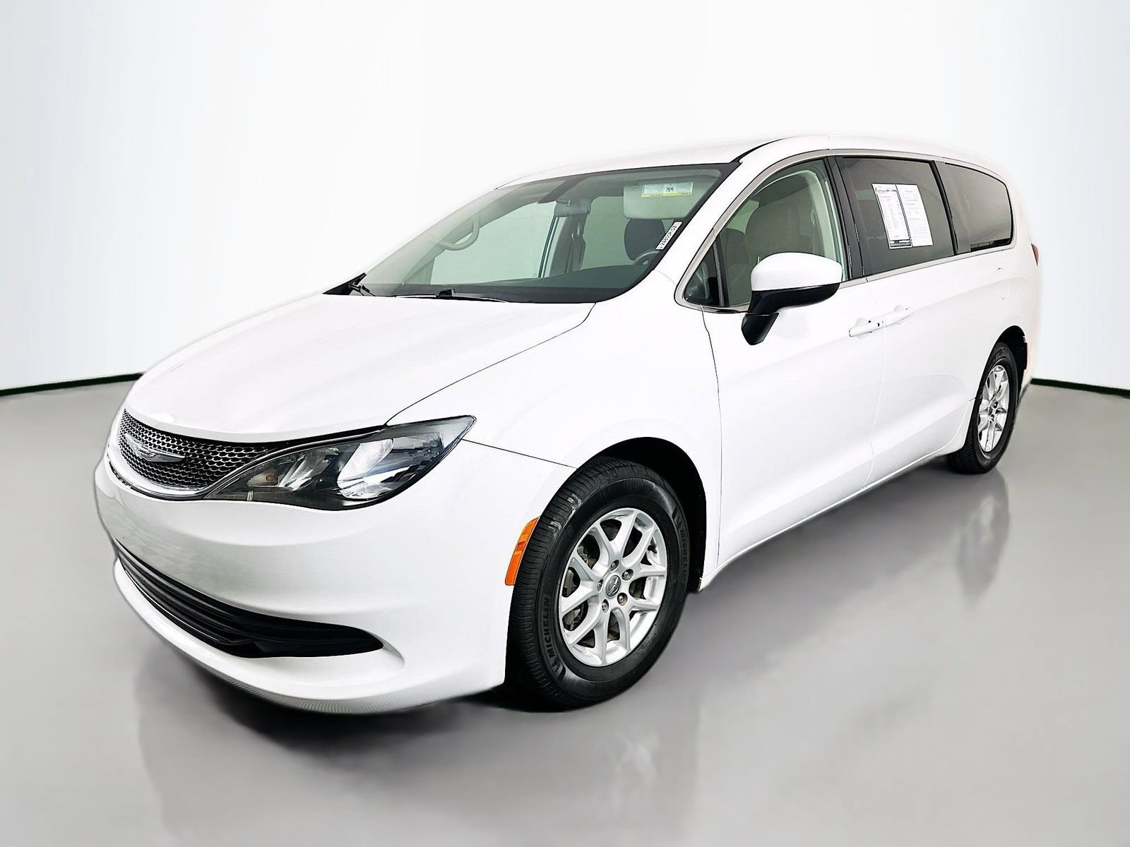 Used 2018 Chrysler Pacifica LX FWD image 3