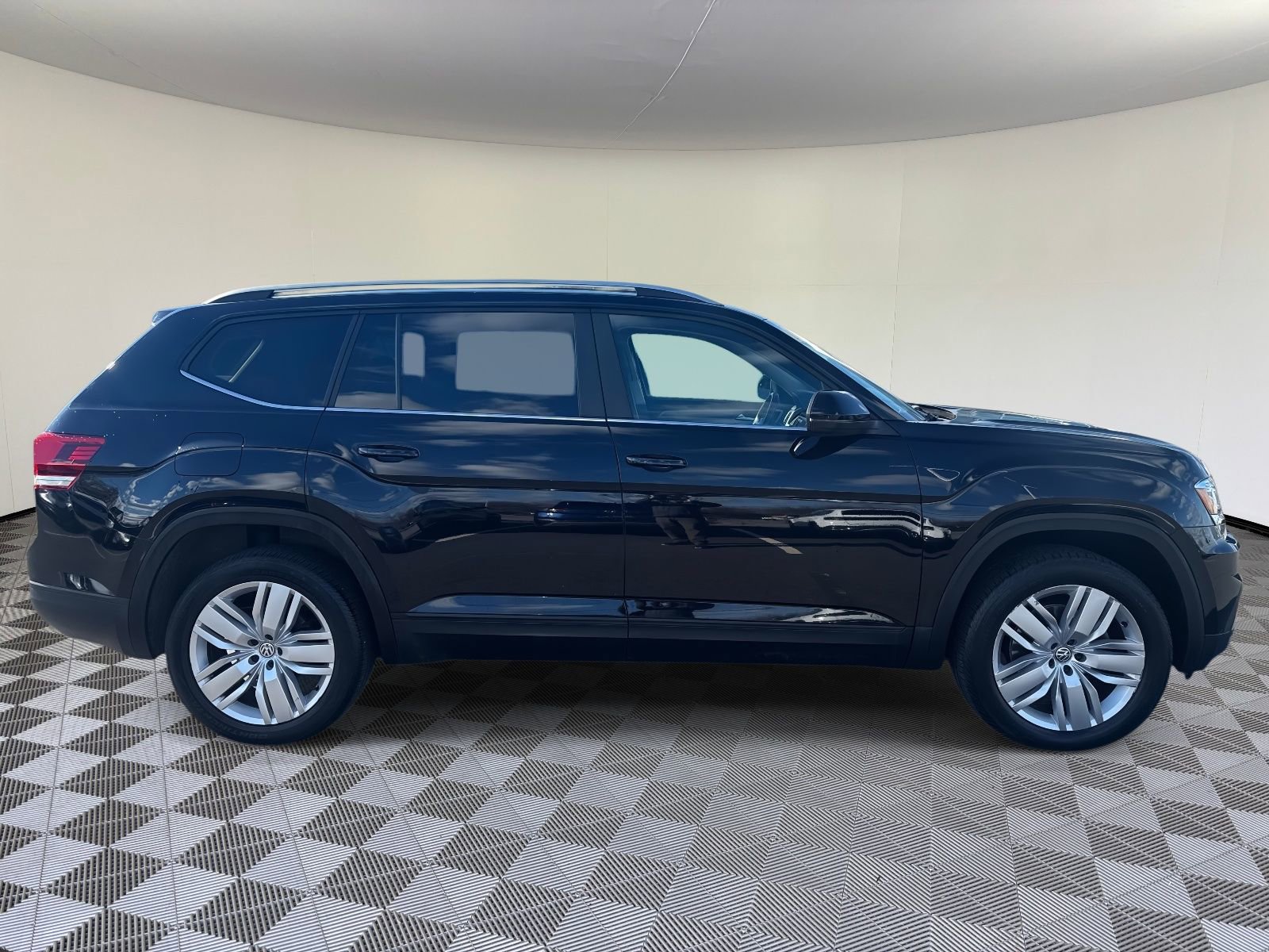 Used 2019 Volkswagen Atlas SE w/ Towing Package image 2