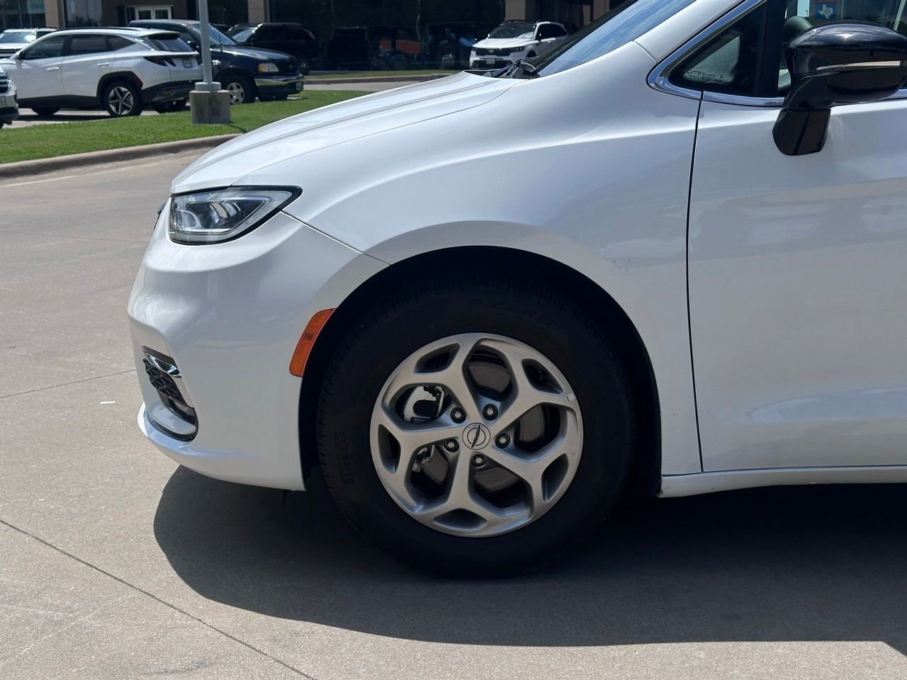 Used 2024 Chrysler Pacifica Limited FWD image 10