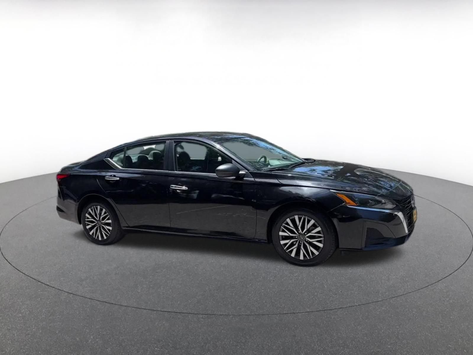 Used 2025 Nissan Altima 2.5 SV FWD image 2